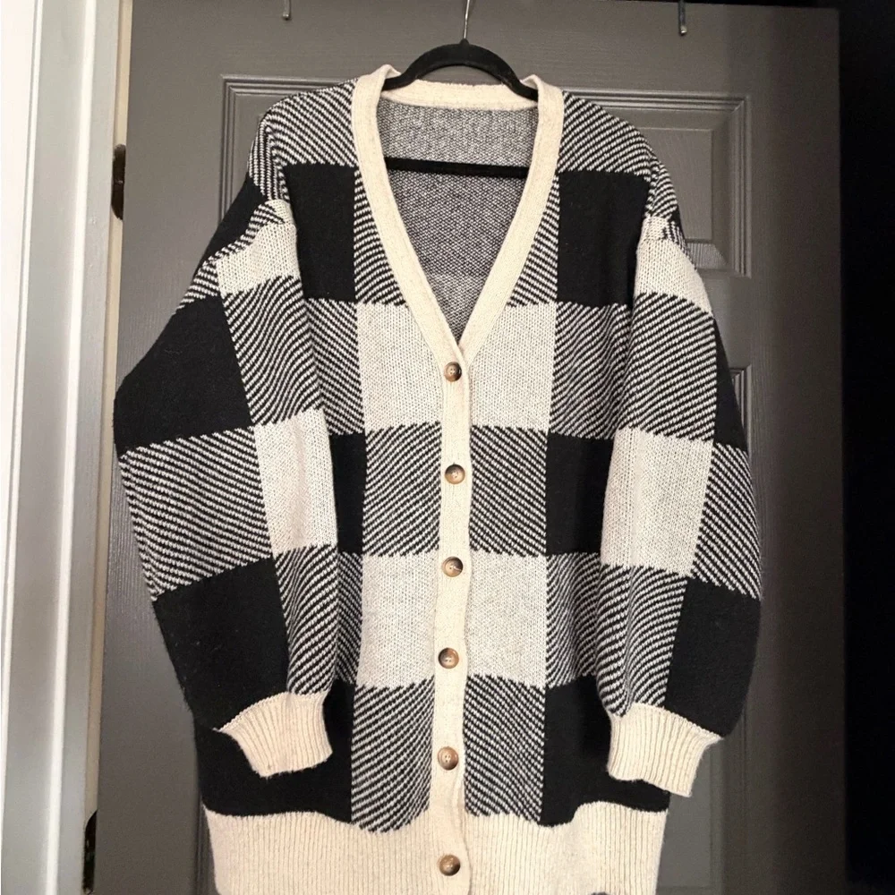 Elegant Black and Cream Checkered Women's Cardigan - Picture 1 of 3